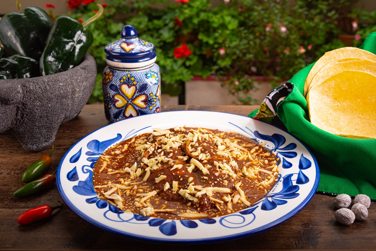 Plato de mole de La Casa Mexicana con tortillas y molcajete